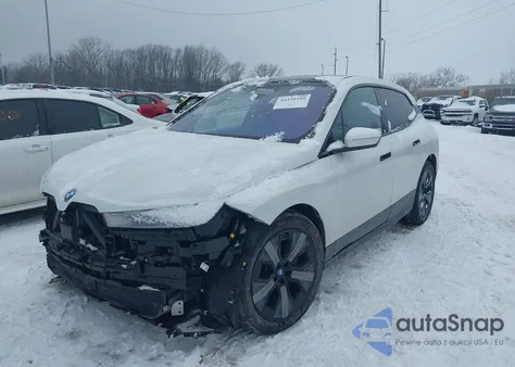 2022 BMW Ix xDrive50 z USA, uszkodzony, nr VIN WB523CF08NCJ78412